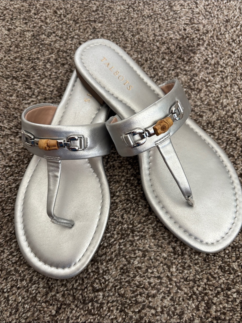 EUC Talbots Silver Metallic Toe-Post Sandals with Wood Accent. Size 7.